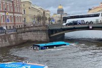 Число погибших в ДТП с затонувшим автобусом в Санкт-Петербурге возросло до семи человек